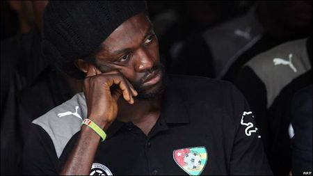 Adebayor își acuză mama că a practicat vrăjitorii pentru a-i încheia prematur cariera de fotbalist: "Să înceteze, să mă lase în pace. Face magie împotriva mea!"