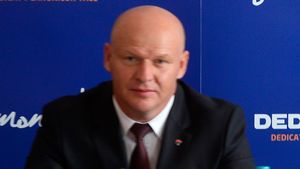 Ce urmează după ce frații Pavăl au plătit 823.000.000 de euro pentru 478 de magazine Carrefour în România
