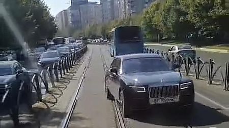 Rolls-Royce-ul lui Gigi Becali face legea pe șinele de tramvai din București! Cum a fost surprins bolidul miliardarului în timp ce face manevre ilegale | VIDEO