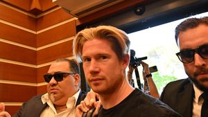 Kevin De Bruyne n-a scăpat nici la Roma de asaltul fanilor napoletani. Startul belgian a efectuat vizita medicală şi va semna pe 2 ani cu campioana Italiei
