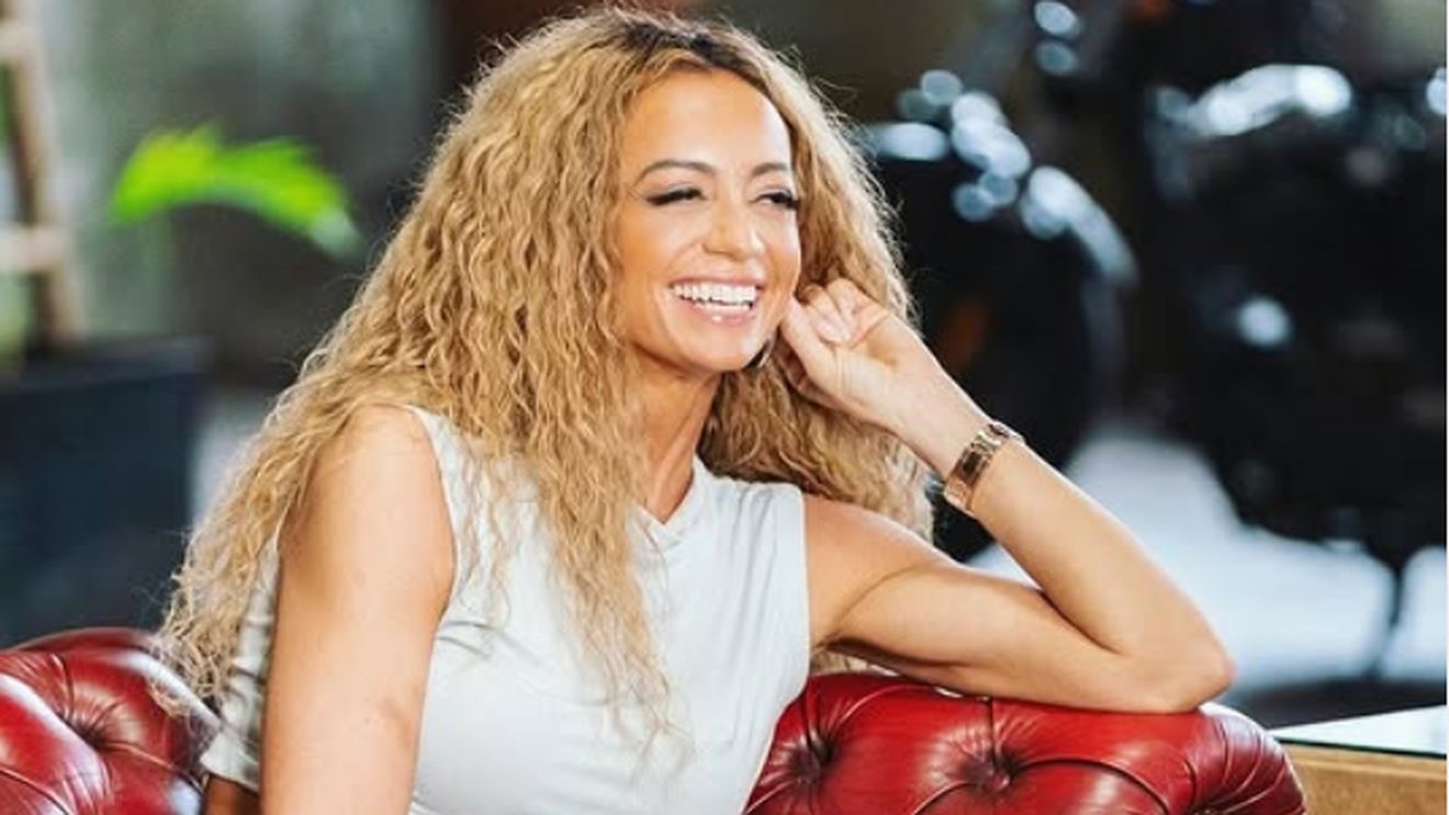 „Mi s-a rupt bluza”. Ce a văzut o lume întreagă după ce prezentatoarea TV s-a întins prea tare