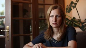 ACTE Rapid, lupte de stradă. Violeta Moraru: "Administratorul special e un escroc și un hoț, ne-a șantajat. Azuga Waters a plătit 8,4 milioane de lei la Rapid". Din 2014, necesarul clubului ar fi fost de 6,5 milioane de euro!