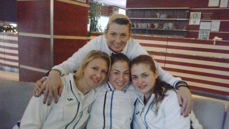 EURO 2014 | "România pleacă acasă!" este mesajul ucrainencelor înaintea partidei decisive de azi cu handbalistele tricolore. Ucraina înfruntă România cu un antrenor care a prins Al Doilea Război Mondial și patru jucătoare care s-au școlit în Liga Națională