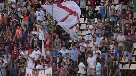 S-au strâns să scandeze împotriva Ținutului Secuiesc, dar s-au luat la bătaie între ei. Un nou episod al "războiului" dintre fanii rapidiști: 40 de suporteri - reținuți după meciul de baschet Rapid - Sepsi Sf. Gheorghe