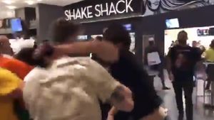 Confruntare violentă între fanii lui McGregor și cei ai lui Khabib. VIDEO | Lupta oamenilor de rând s-a terminat cu un "măcel"