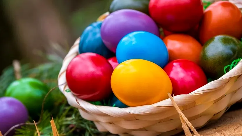 Tradiție de Paște: spală-te cu apa în care ai pus un ou și un bănuț. Ce simbolizează
