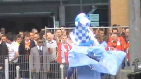 VIDEO Și-a trimis fratele în "gura lupului"!** Cum au reacționat fanii lui United când l-au văzut pe puștiul îmbrăcat în culorile lui City