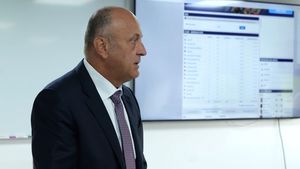 Dan Şucu i-a băgat în şedință de urgență pe fotbaliştii şi antrenorii de la Rapid Bucureşti. Patronul cu o avere de sute de milioane de euro a trecut la tablă şi le-a arătat jucătorilor realitatea de pe Transfermarkt: ce le-a prezentat afaceristul!