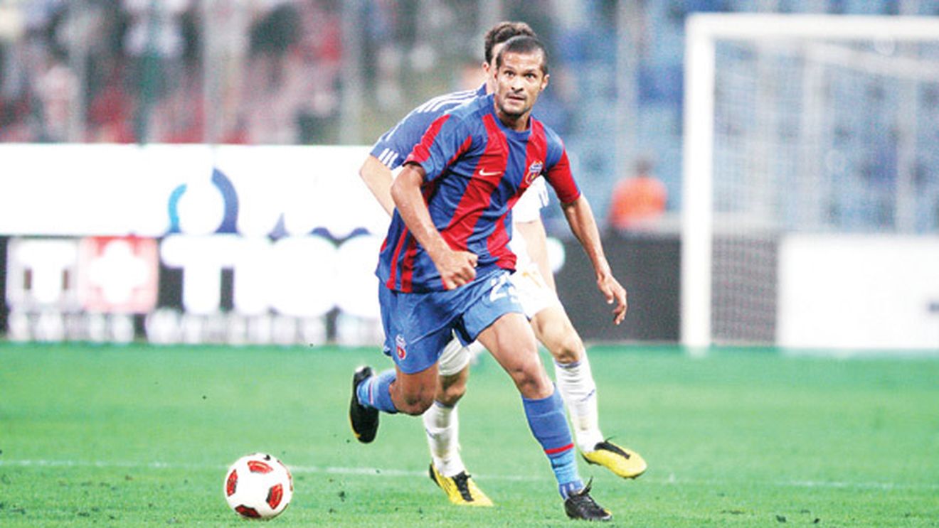 Din titular pe Anfield, aproape de echipa a II-a!** Vezi planul lui MM și Becali pentru retur