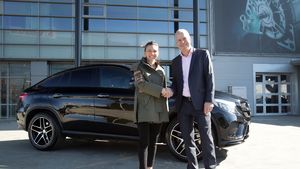 FOTO | Lovitură dată de Halep. Simona joacă la dublu cu colosul Mercedes. "Avem un scop comun: The Best"  