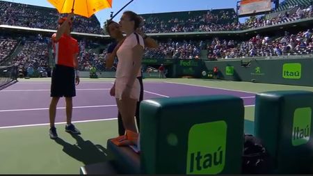FOTO | Probleme medicale pentru Halep! Fizioterapeutul a intervenit la pauza dintre seturi | UPDATE Durerile Simonei persistă și în setul secund