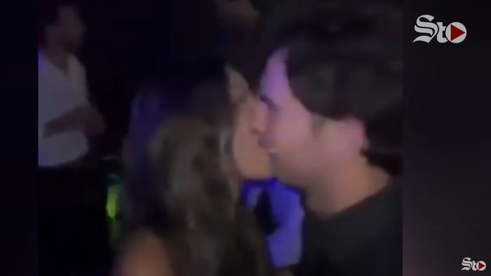 Imaginile scandaloase care îi pot distruge căsnicia unui celebru pilot de Formula 1! Și-a cerut imediat scuze soției când au fost făcute publice: ce a făcut cu o blondă și cu o brunetă pe yacht! | VIDEO