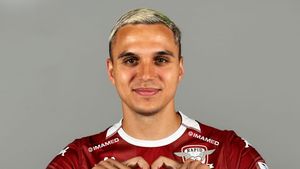 Transfer bombă: Cristi Manea a semnat cu Rapid București! A plecat gratis de la CFR Cluj și a fost făcut praf de Nelu Varga, dar trădarea e completă după ce fotbalistul a bătut palma cu amicul acestuia, Dan Șucu