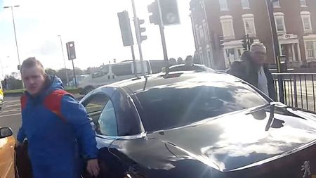 Furie în trafic! VIDEO | Ce a pățit acest motociclist după ce șoferul și pasagerul s-au dat jos din mașină