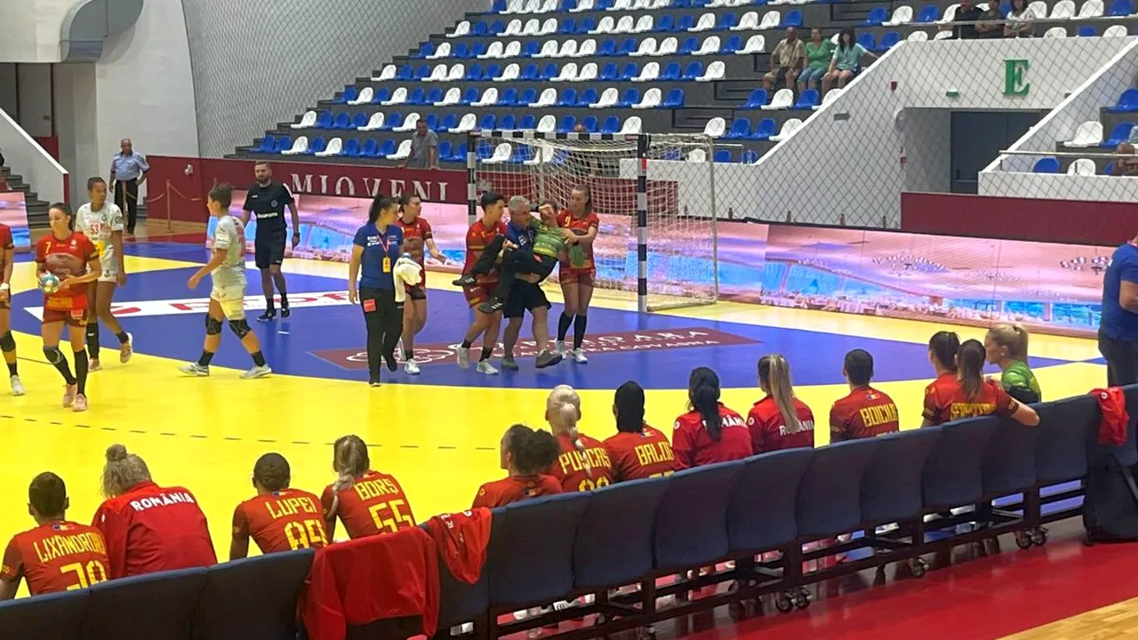 Momente de panică în amicalul naționalei României de handbal feminin cu Spania! Jucătoarea a fost cărată pe brațe în afara terenului | FOTO