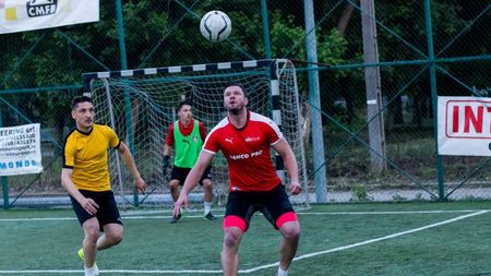 S-a dus "Săgeată" spre minifotbal! Marius Niculae, din nou pe teren alături de Cătălin Munteanu și Matache! Au derby cu echipa lui Petre Marin, Ghionea sau Nicoliță