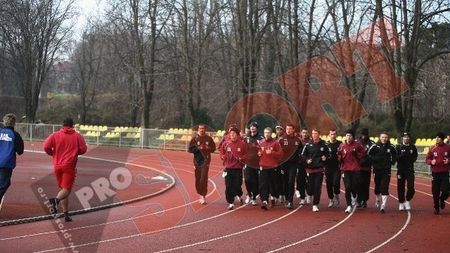 Rapidiștii au renunțat la protest și rămân în cantonament, **după o întâlnire cu Dinu "Vamă"