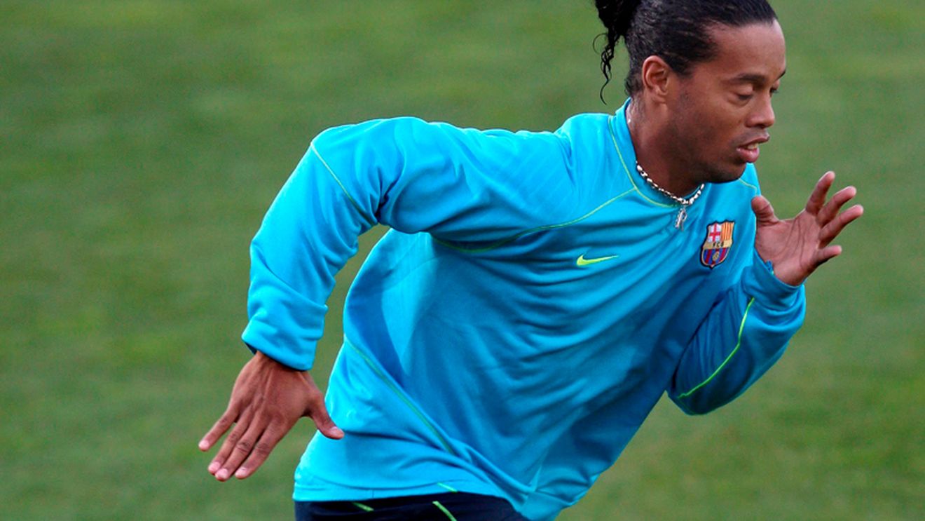 Maradona: "Barca ar face cea mai mare greșeală din istorie dacă renunță la Ronaldinho"