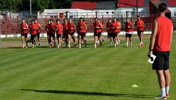 ACSM Reșița nu se aruncă să ofere salarii mari, a pierdut destui fotbaliști, însă Flavius Stoican are o țintă limpede pentru noul sezon: ”Vreau să intrăm în Liga 1!” Încă un jucător de la Dumbrăvița, între noutățile de la reunire