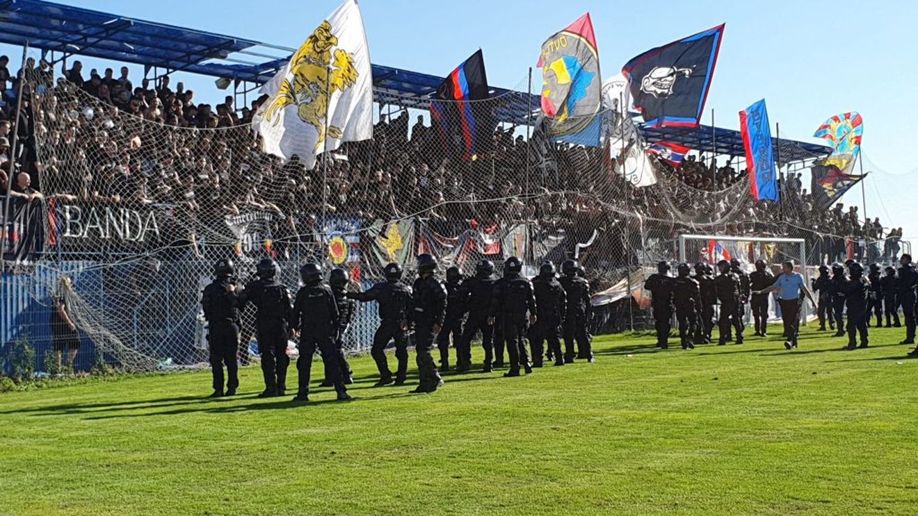 Steaua - Rapid FNG 10-0. FOTO | Jandarmii au fost nevoiți să intervină în prima repriză, spiritele s-au inflamat