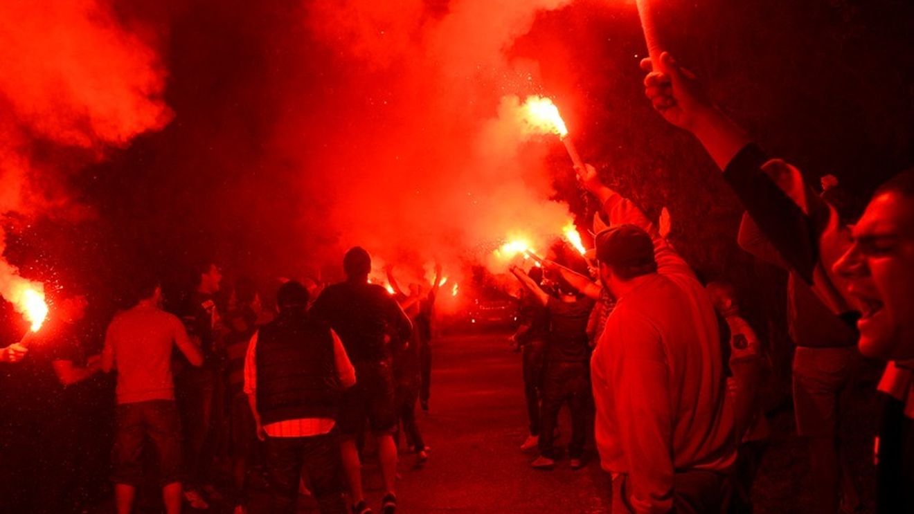 Rapidiștii, implicați în incidente în drumul spre Vaslui. Poliția a confiscat bâte și săbii. Un suporter, reținut