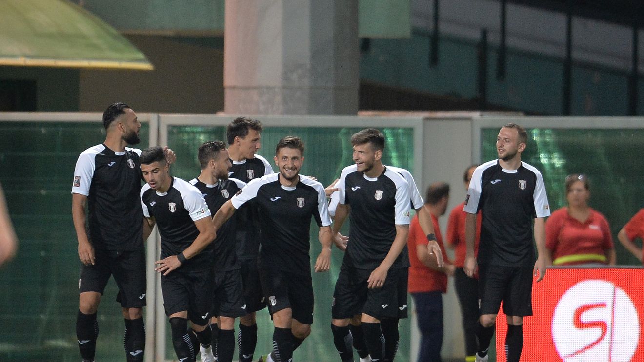 EXCLUSIV | Bătăi de cap pentru Mulțescu! Un om de bază s-a operat de urgență. Când va reveni pe teren