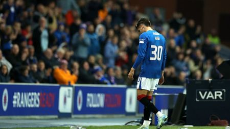 S-a uitat pe reluări și a dat sentința dură pentru Ianis Hagi. Antrenorul lui Rangers a văzut pentru ce a primit românul cartonașul roșu și a tras concluzia: „Un jucător obosit”