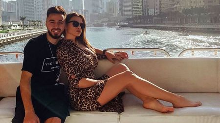 Imagini incendiare cu iubita unui jucător de la naționala U21. Partenera fotbalistului are un abdomen perfect, chiar și în timpul pandemiei | FOTO