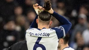 Tottenham a luat decizia în cazul lui Radu Drăgușin. Accidentarea pare extrem de gravă: unde a fost trimis românul deja