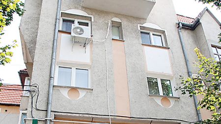 "Stau într-un apartament la Cucurigu"