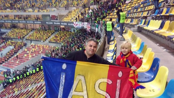 Unul dintre cei mai tineri fani ai "tricolorilor" va fi în tribune la Paris! E din Iași,  are doar 7 ani și și-a luat bilet din banii adunați din colindat: "A strâns aproape 500 de lei și mi-a dat toată pușculița"