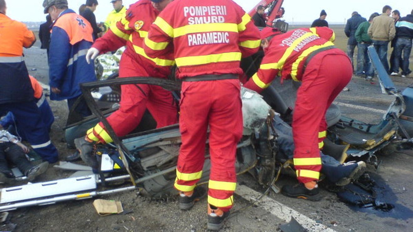 Tragedie în sportul românesc! Microbuzul echipei de handbal CSU Târgoviște, lovit în plin de un camion: 3 persoane au decedat, alte 11 sunt rănite! Echipa a mai fost implicată într-un accident în urmă cu trei ani