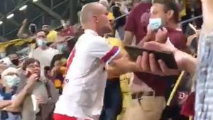 Au şi nemţii un Meme Stoica al lor: un jucător de la Hamburg a plecat din mijlocul interviului pentru a-i da un pumn unui fan care îl înjura! VIDEO