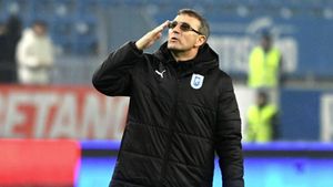 Cum l-au „lucrat” fotbaliștii Universității Craiova pe Mirel Rădoi și de ce Eugen Neagoe nu e „săpat” de vestiar, după ce câteva vedete ale oltenilor au fost date afară de la echipă! „A intervenit Rotaru! El nu depinde de jucători, dar e clar că e la înțelegere cu antrenorul”