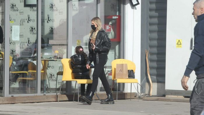 Fosta soție a fotbalistului Gabi Enache, apariție de senzație, cu iubitul și fiica, la mall. Ce mașină de lux conduce Mădălina Iordate | GALERIE FOTO EXCLUSIV
