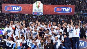 Napoli a câștigat Cupa Italiei, după ce a învins cu 3-1 pe Fiorentina. Finala, umbrită de incidente grave dintre suporteri