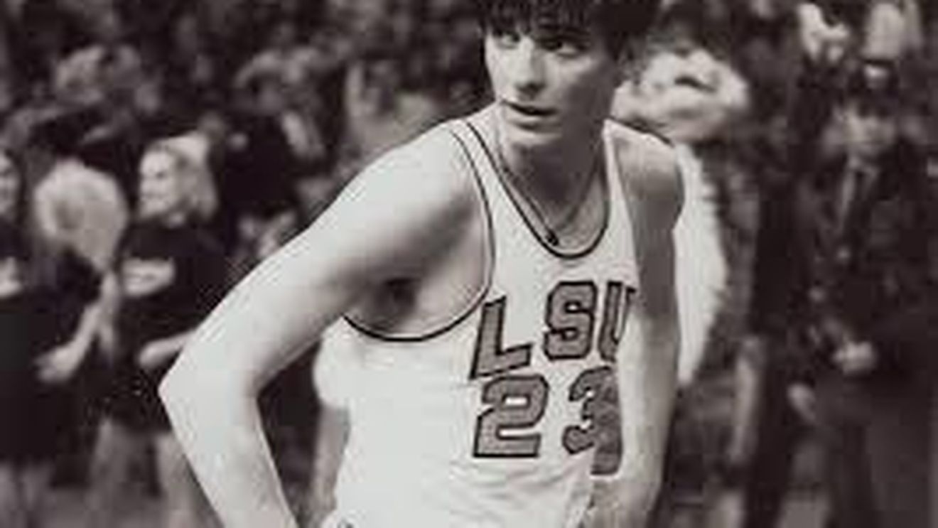 Atlanta Hawks va retrage tricoul cu numărul 44 purtat de Peter Press "Pistol Pete" Maravich