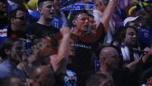 Acte de vandalism în sectorul bosniac!** Fanii au rupt scaunele și au aruncat cu ele în teren