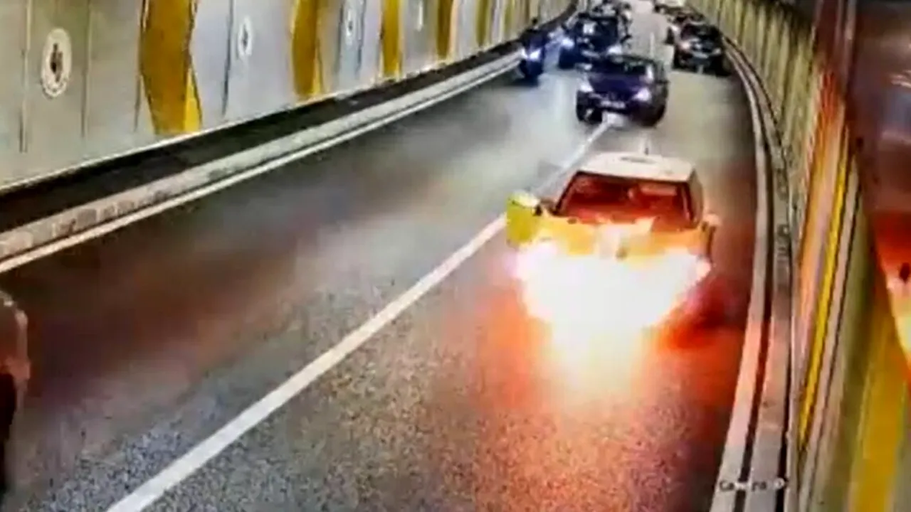 O mașină a luat foc în Pasajul Unirii! Trafic blocat și șoferi panicați. Pompierii au intervenit de urgență! FOTO&VIDEO