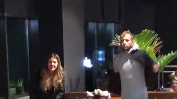 Filip Mrzljak şi-a scos iubita în oraş înaintea marelui derby cu Craiova. Cât de frumoasă este tânăra care îl ţine în "lesă" pe aprigul mijlocaş dinamovist! VIDEO EXCLUSIV