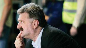 „Tadici să-și dea demisia!"