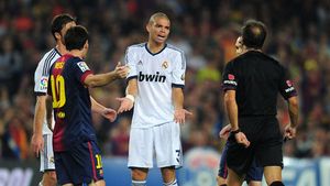 INCREDIBIL: "Galacticii" cred că o oră în plus le poate salva sezonul!** Realul trage să amâne derby-ul cu Barca cu 60 de minute, pentru a pregăti mai bine returul cu United: 