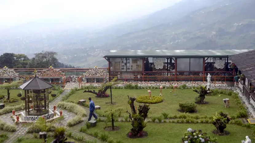 Cum arată închisoarea de lux a lui Pablo Escobar. „Club Medellin” avea jacuzzi, teren de fotbal și o cascadă artificială