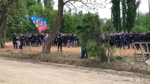 Peluza Sud a făcut atmosferă la meciul de baraj dintre Mostiștea Ulmu și CSA Steaua! Cum i-au încurajat suporterii pe elevii lui Daniel Oprița | FOTO & VIDEO