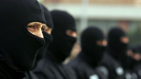 Polițiștii, percheziții într-un dosar ce vizează trucarea meciurilor la pariuri în Liga 2! „Te-am tăiat și te-am lăsat paralizat pe toată viața! Intrăm toți la pușcărie”