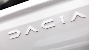 Primele imagini cu noua Dacia Sandero Hybrid. Cum arată mașina care va revoluționa piața auto