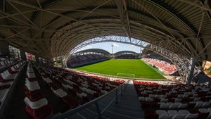 VIDEO | Show pirotehnic impresionant făcut de fanii arădeni în tribune, cu o seară înainte de inaugurarea stadionului. UTA - FC Voluntari se va disputa astăzi