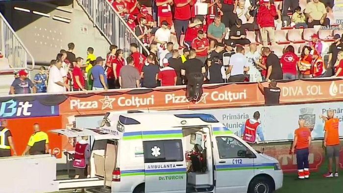 Momente de panică înaintea meciului din Superliga! I s-a făcut rău și jocul a fost întârziat