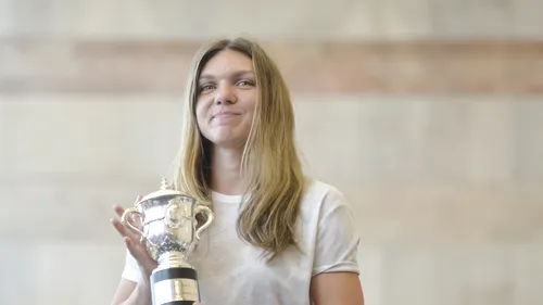 IMAGINEA ZILEI | Halep a pozat în costum de baie după ce le-a prezentat românilor trofeul câștigat la Roland Garros