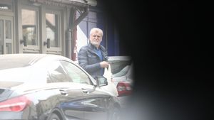 Dinu „Vamă” nu se teme de coronavirus! Cum a fost surprins fostul președinte de la Rapid, în vârstă de 64 de ani | FOTO EXCLUSIV